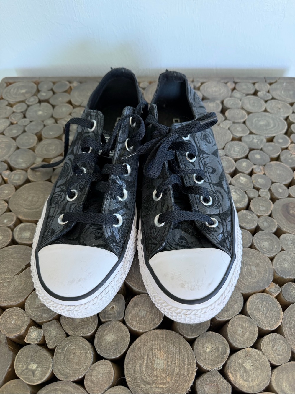 Black Low-Top Floral Pattern Canvas Sneakers
